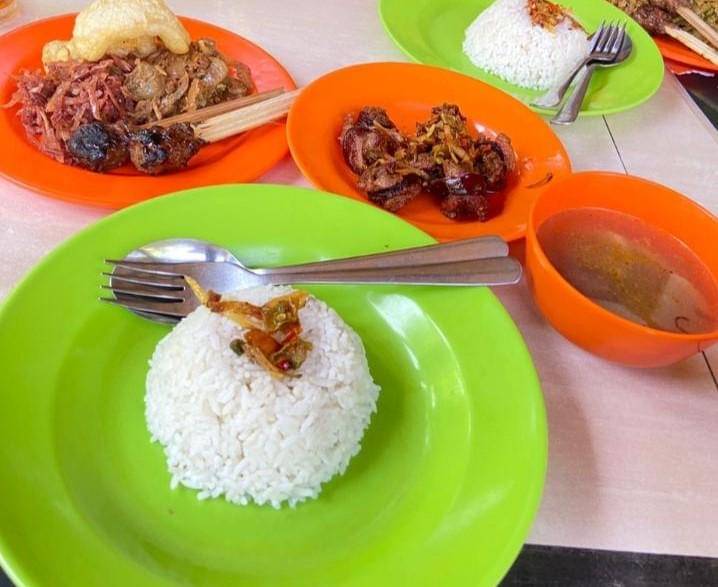 Nasi campur di Warung Lawar Dek Jog.