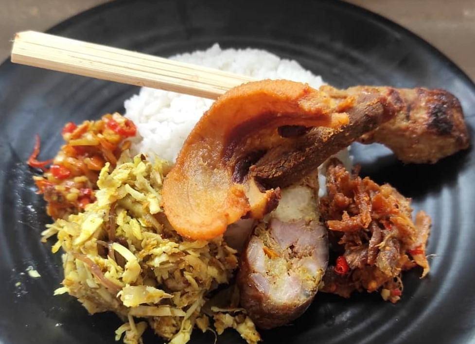 Nasi campur di Warung Men Kaler.