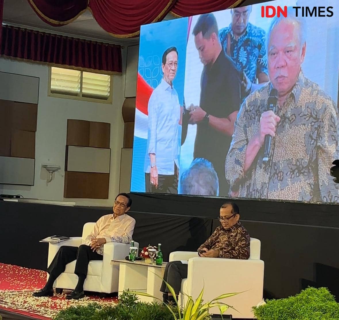 Kepala Otorita Ibu Kota Nusantara (IKN), Basuki Hadimuljono saat Dialog Kebangsaan untuk Indonesia Damai di Sasana Hinggil Dwi Abad, Alun-alun Kidul Yogyakarta, Minggu (26/10/2025). (IDN Times/Herlambang Jati Kusumo)