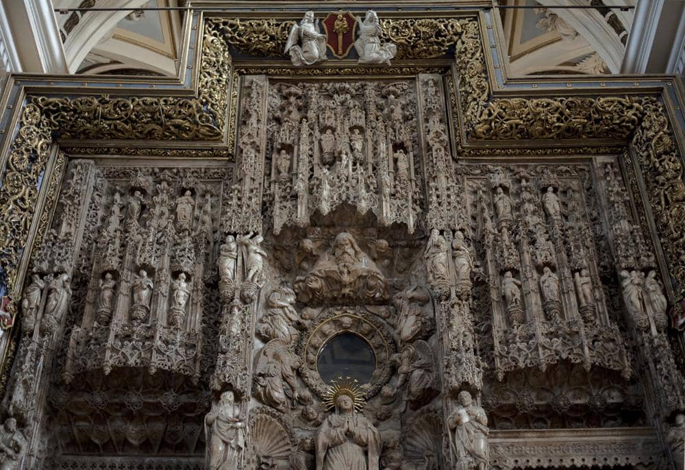 pahatan panel altarpiece yang karya Damià Forment dari abad ke-16 di Basilika St. Maria dari pilar 