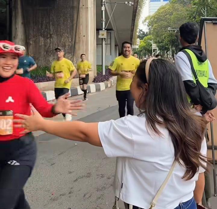 potret Kiky Saputri dukung Khairi ikut half marathon
