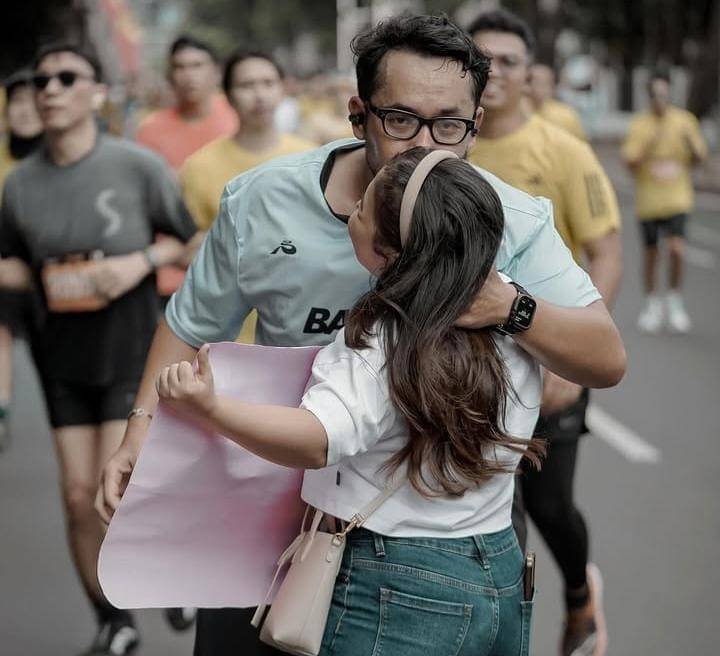 potret Kiky Saputri dukung Khairi ikut half marathon