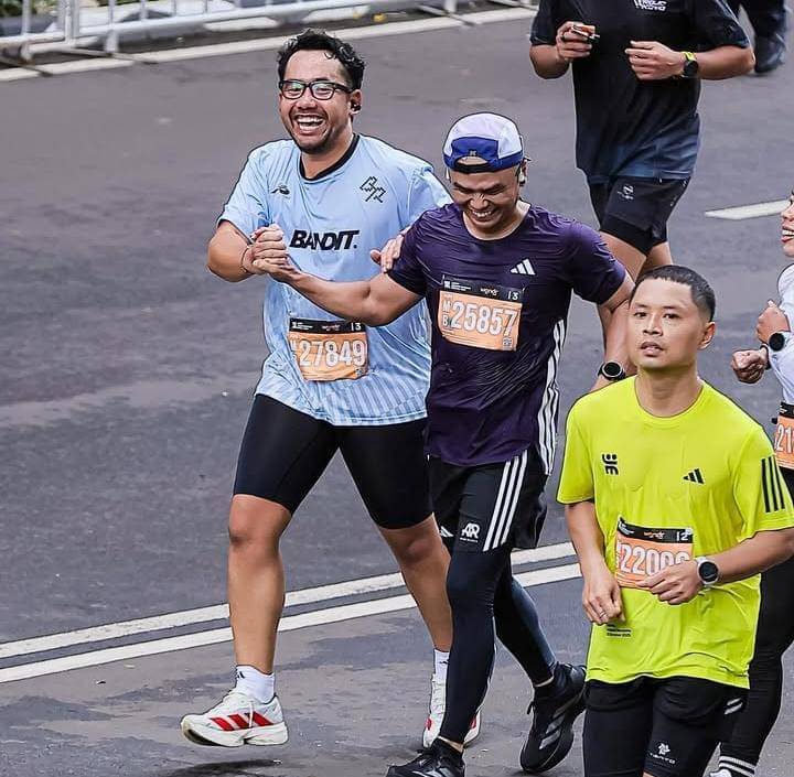 potret Kiky Saputri dukung Khairi ikut half marathon