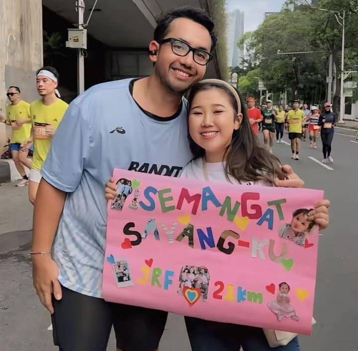 potret Kiky Saputri dukung Khairi ikut half marathon