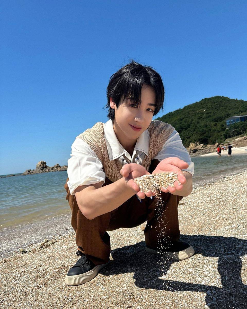 Outfit Pantai ala Member Xikers