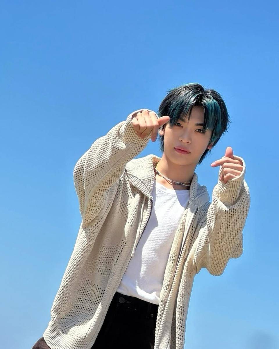 Outfit Pantai ala Member Xikers