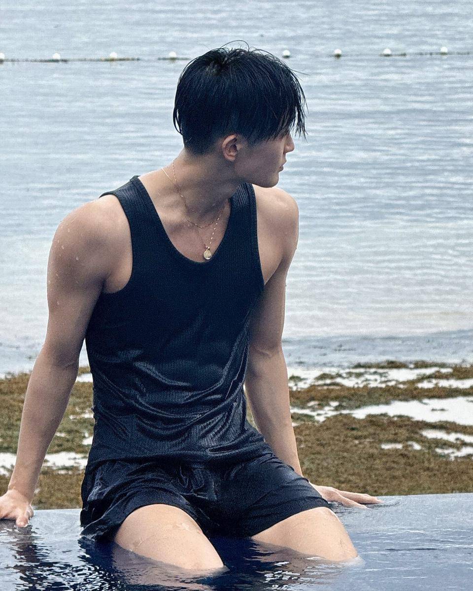 Outfit Pantai ala Member Xikers