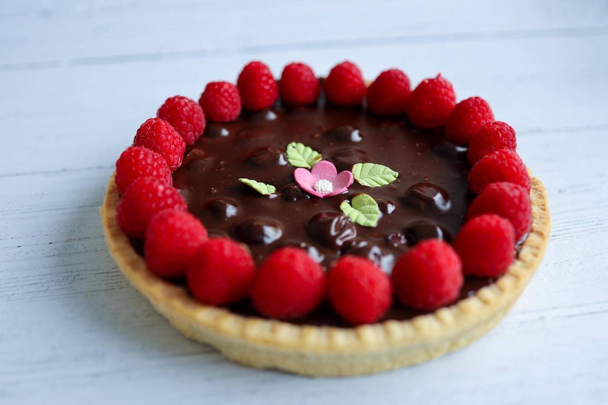 ilustrasi tarte cokelat raspberry