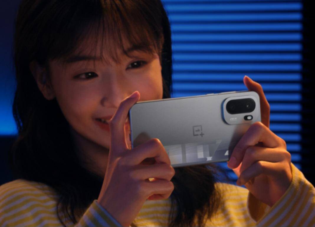 Seseorang memegang OnePlus Ace 6