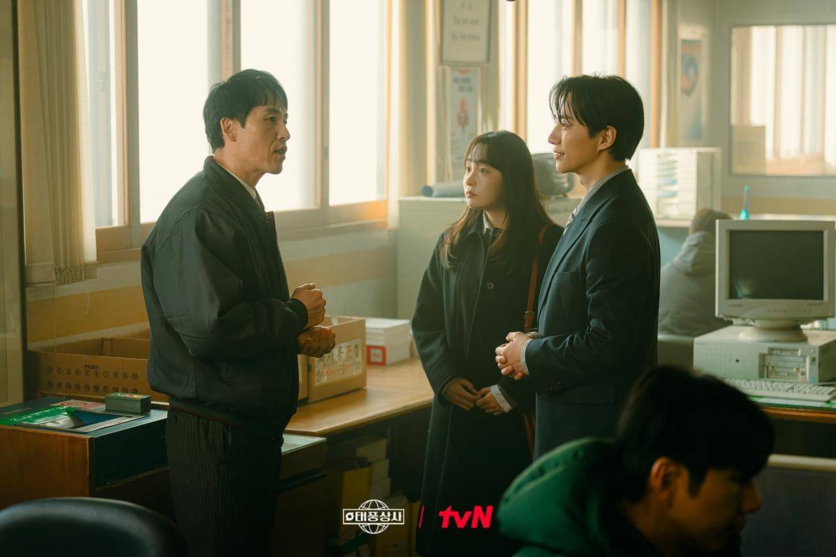 Cuplikan drakor Typhoon Family