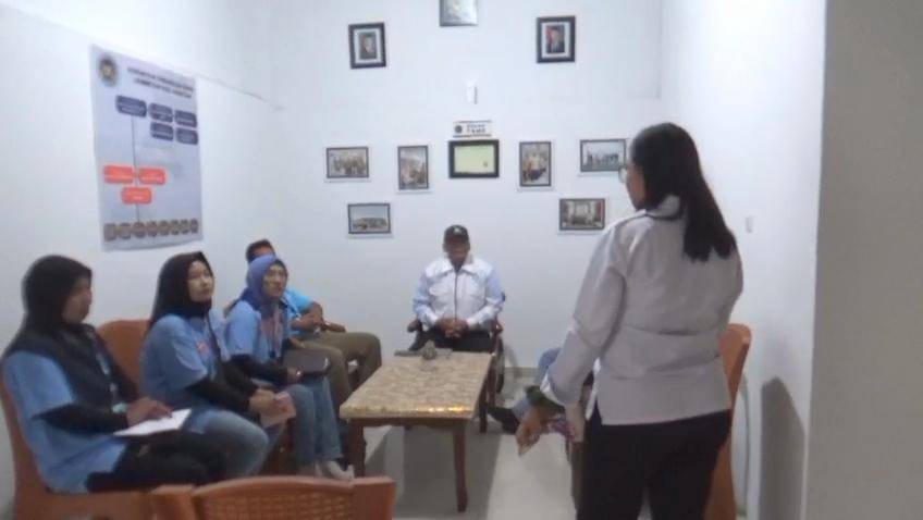 Tim Gibran Center tidak diijinkan melihat dapur di SPPG Lembeyan Kulon. IDN Times/Riyanto.