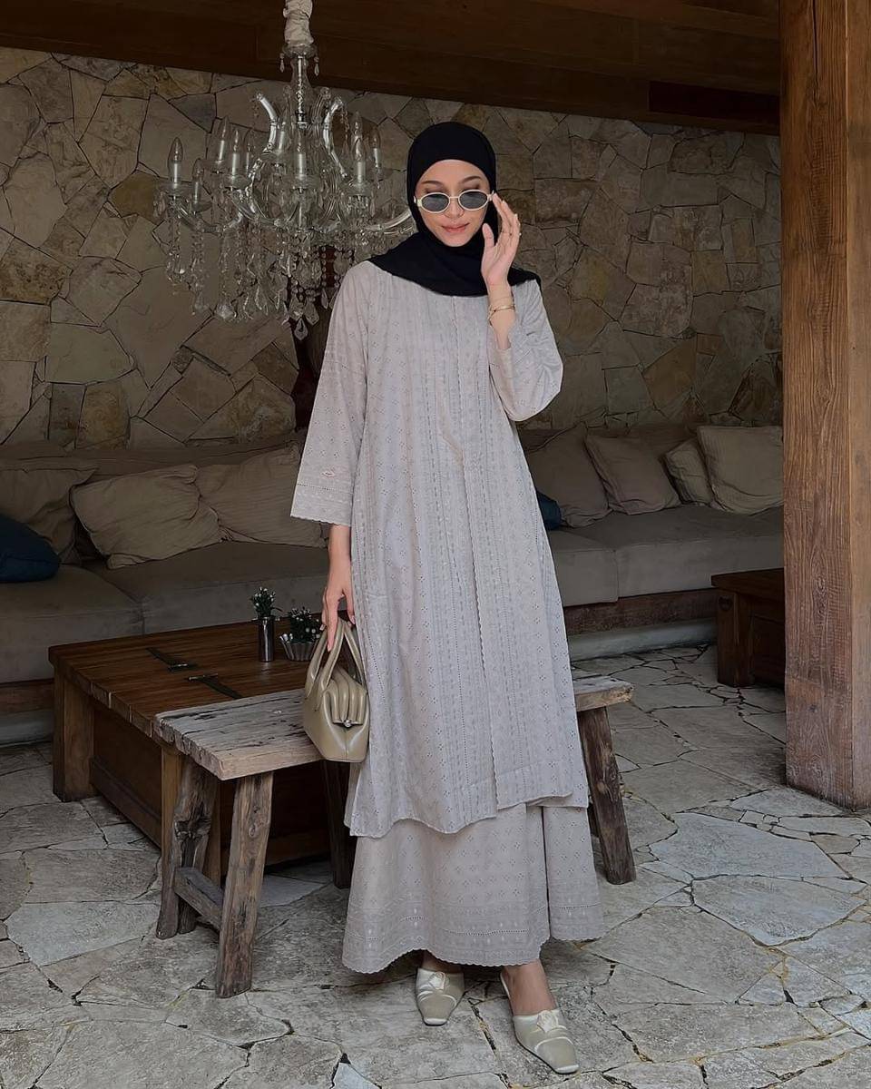 mix and match outfit abu-abu ala Fita Wulansari