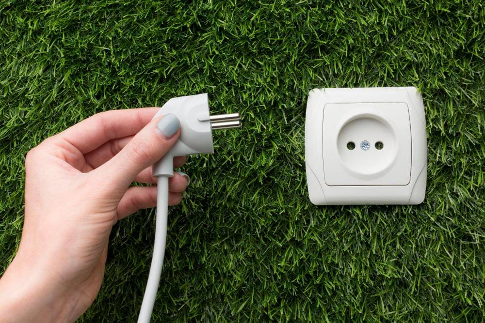 mencabut kabel stop kontak