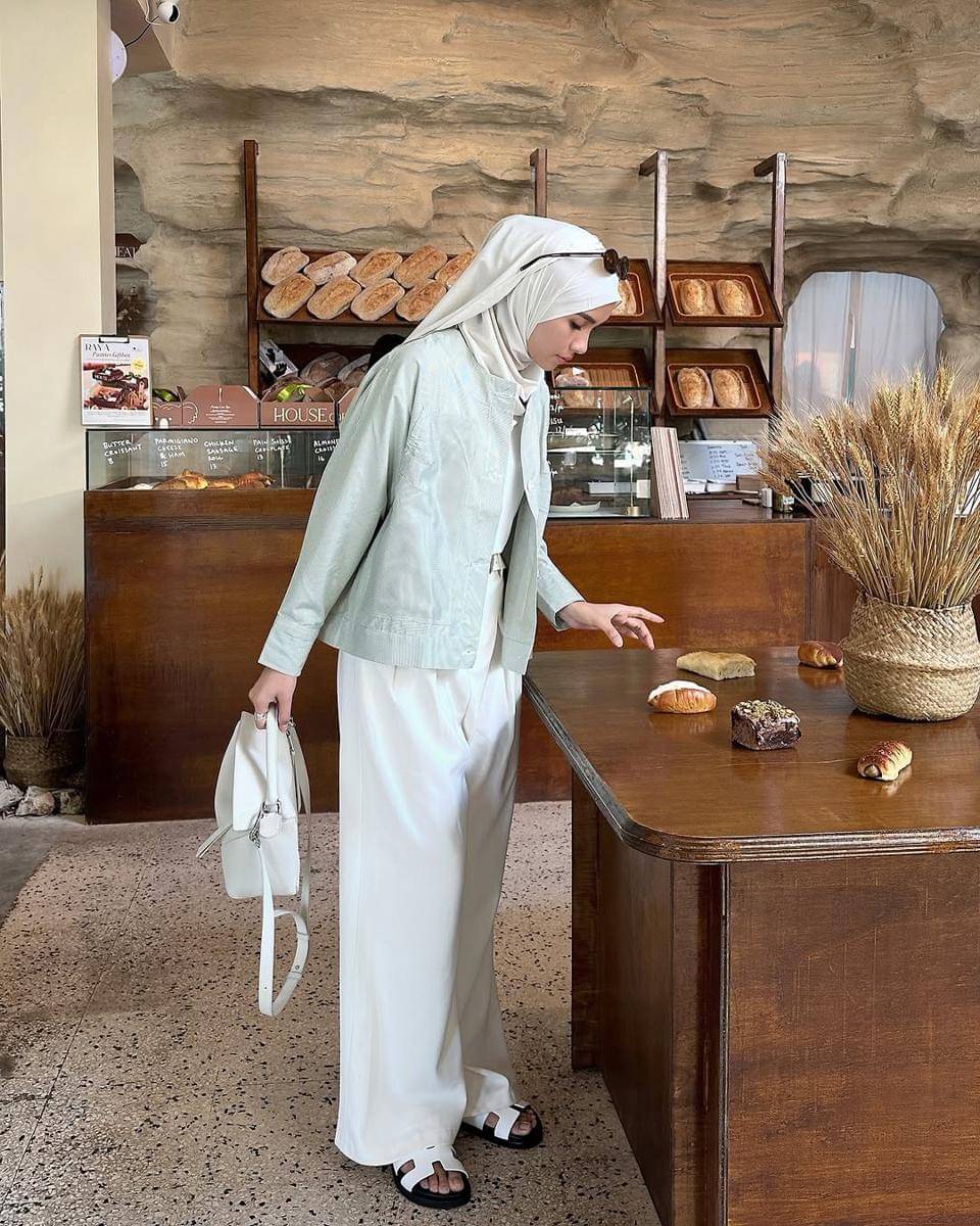 outfit ke coffee shop ala Fita Wulansari