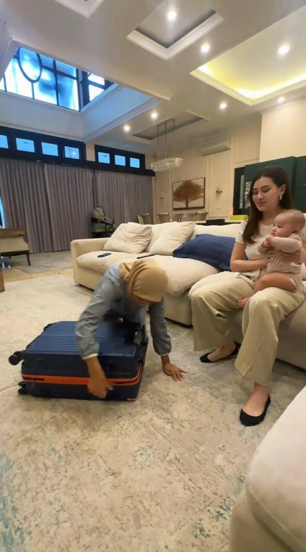 Thariq Kasih Kado Umrah untuk Babysitter Arash (tiktok.com/thoriqhal)