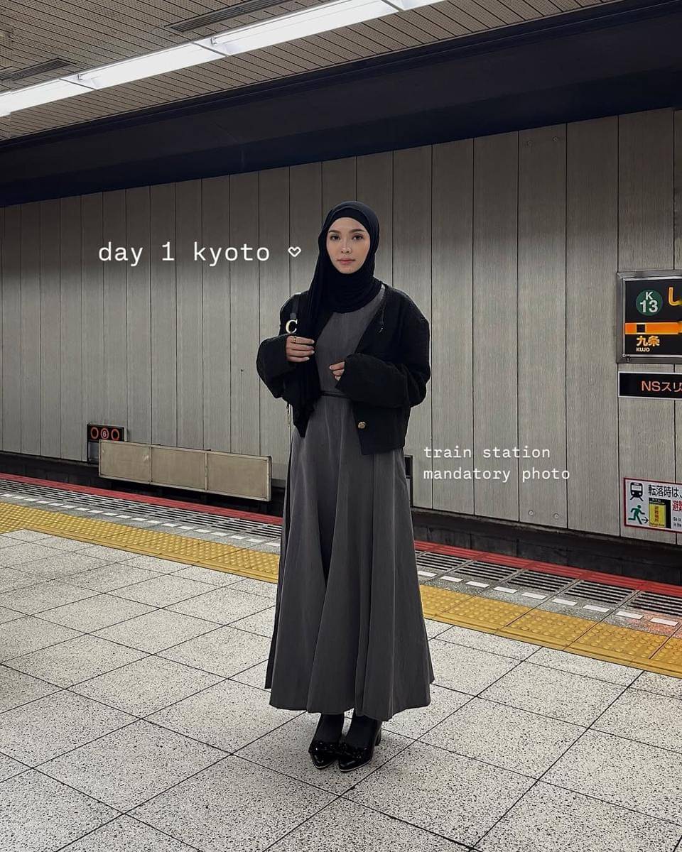 mix and match outfit abu-abu ala Fita Wulansari