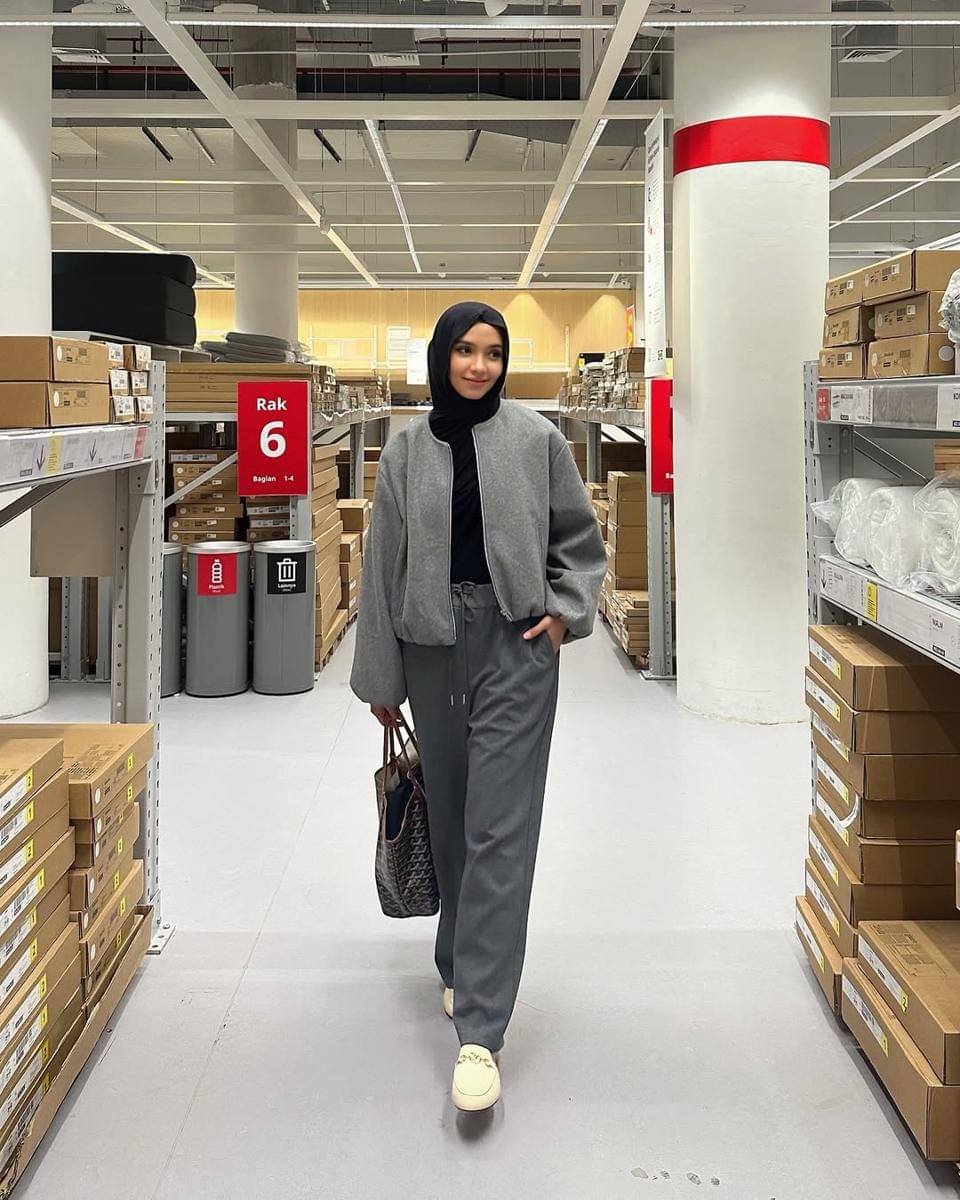 mix and match outfit abu-abu ala Fita Wulansari