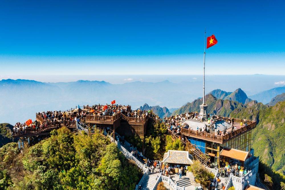 ilustrasi gambar pemandangan di Fansipan Mountain