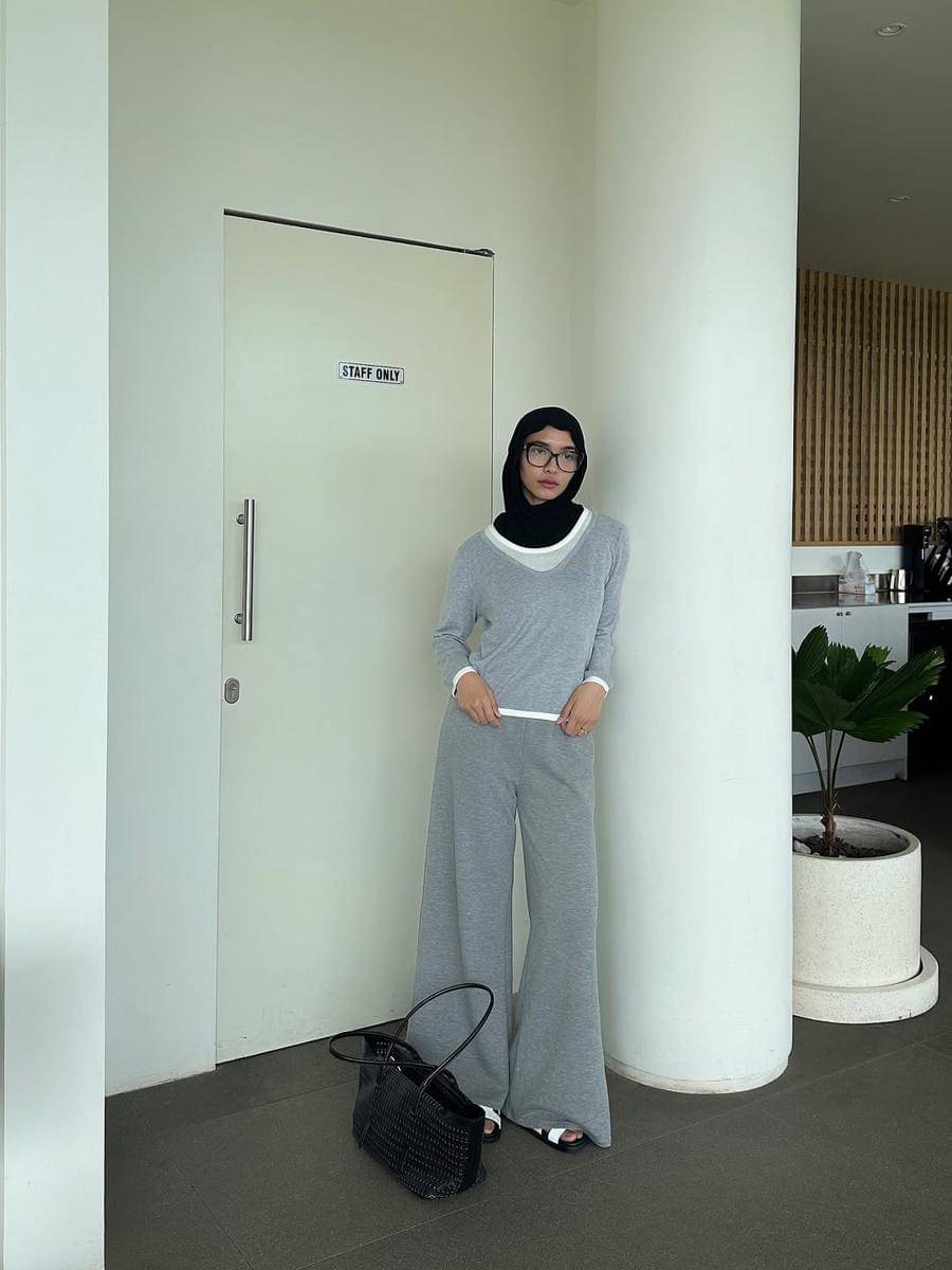 mix and match outfit abu-abu ala Fita Wulansari