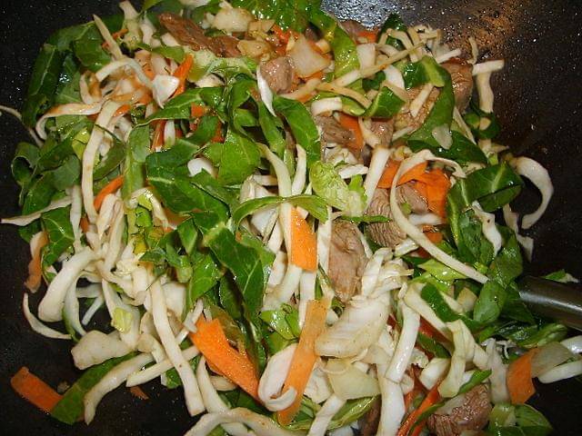 ilustrasi masak isian ayam dan sayur