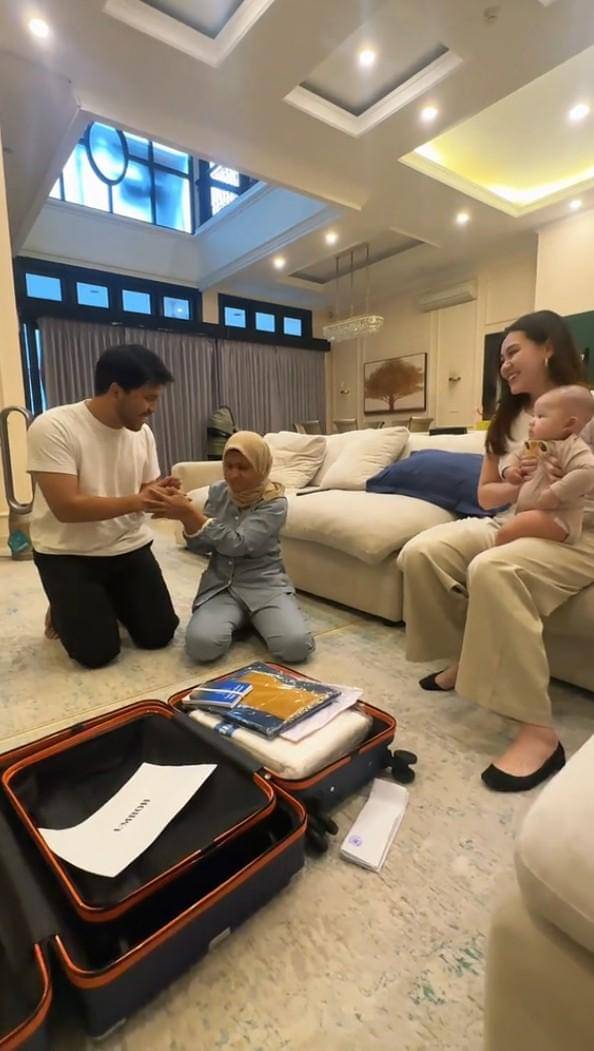 Thariq Kasih Kado Umrah untuk Babysitter Arash (tiktok.com/thoriqhal)