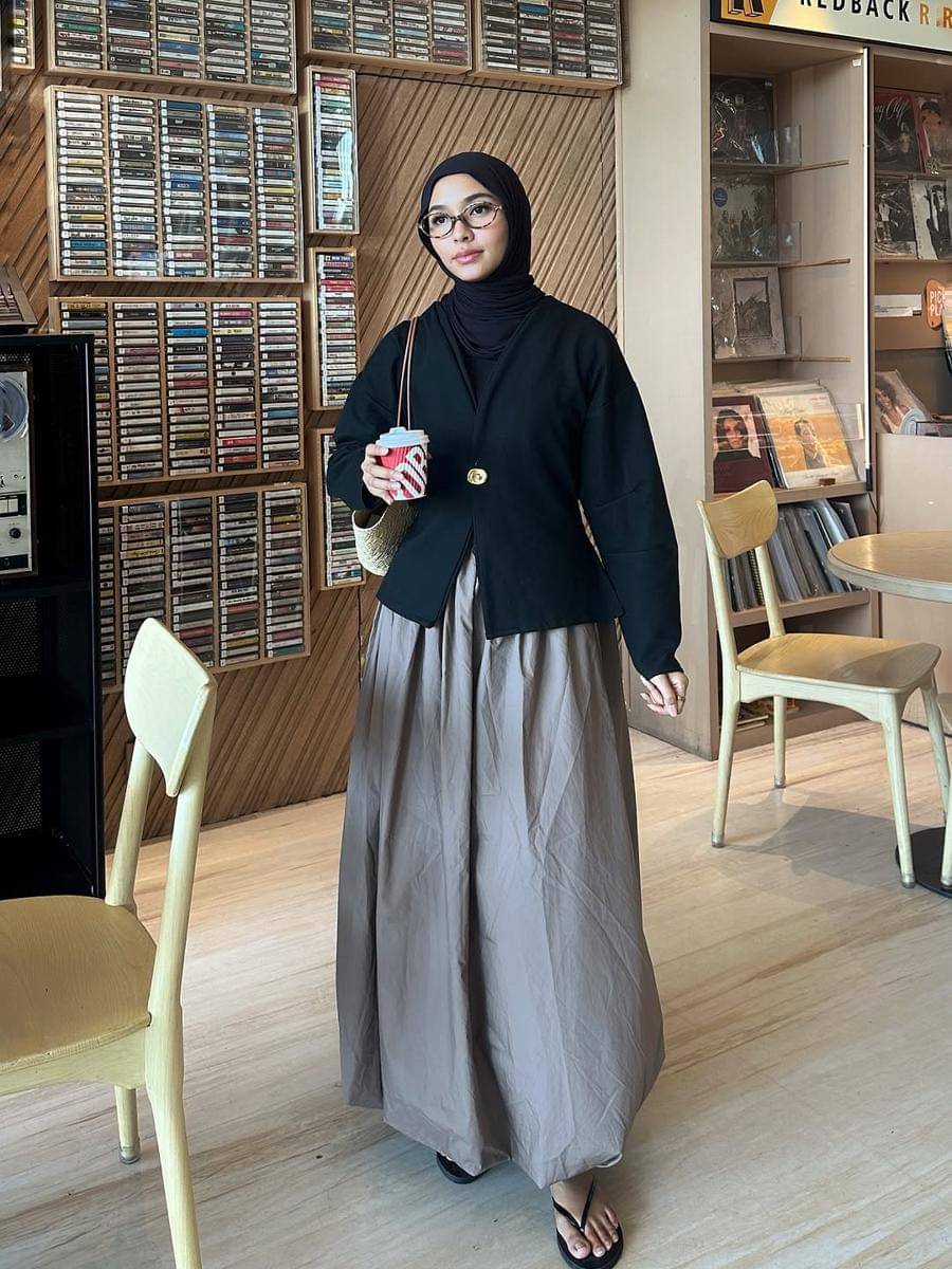 mix and match outfit abu-abu ala Fita Wulansari