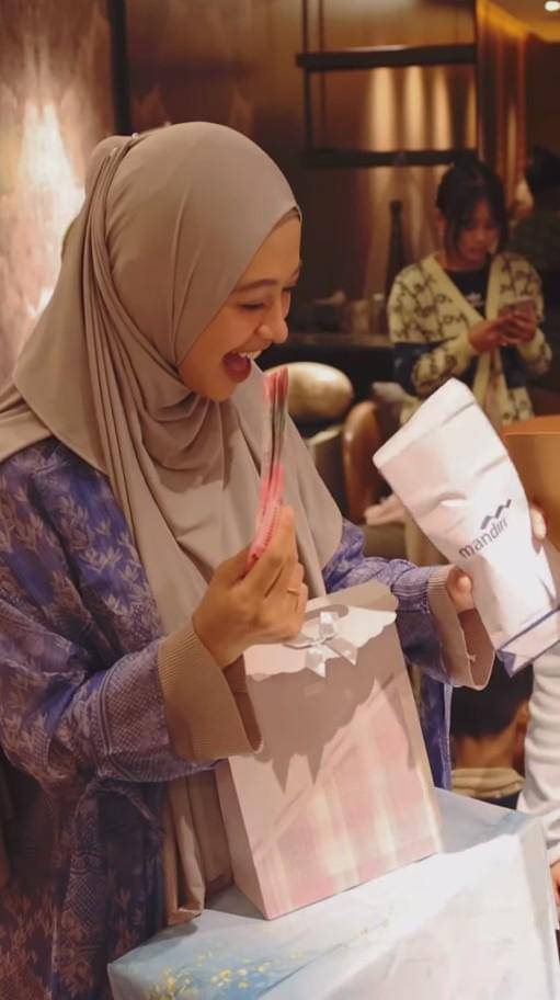 Kejutan Ultah Poppy Bunga (instagram.com/poppybungariphat)
