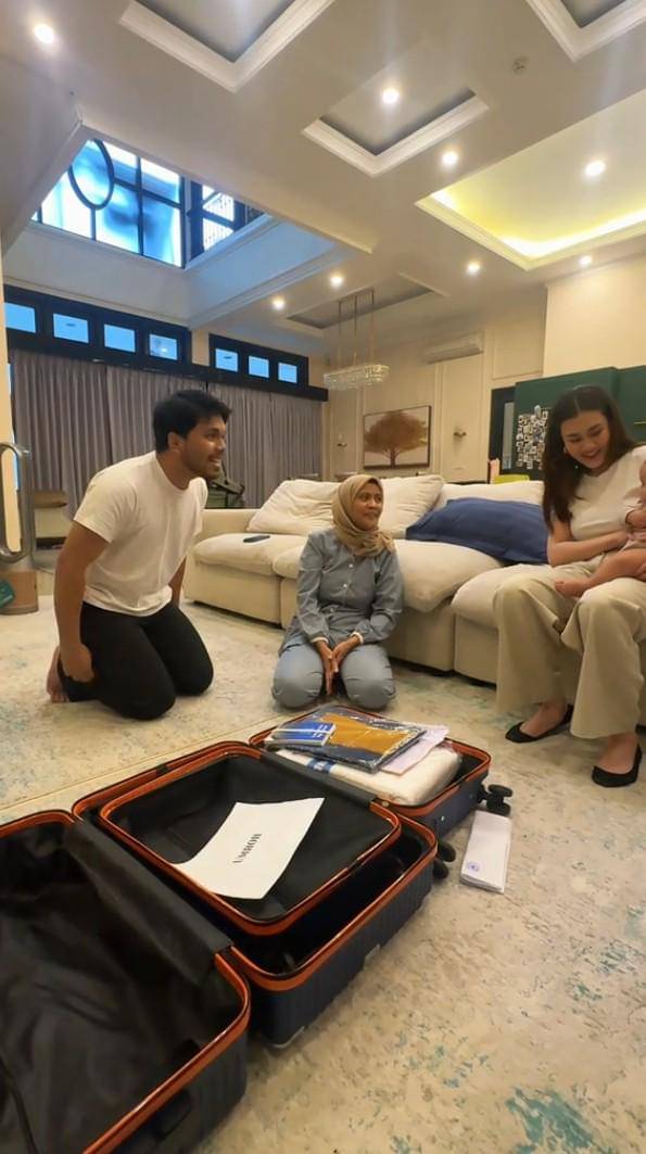 Thariq Kasih Kado Umrah untuk Babysitter Arash (tiktok.com/thoriqhal)