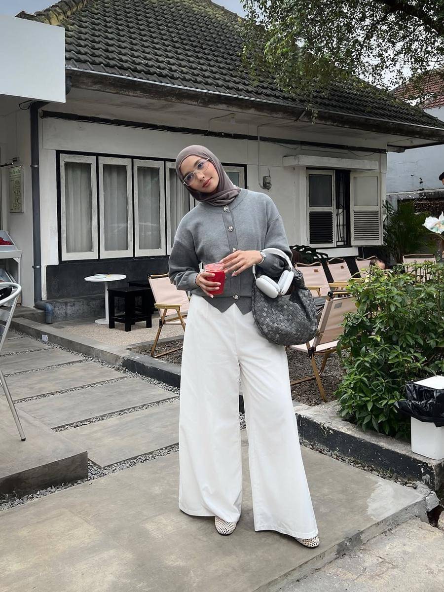 mix and match outfit abu-abu ala Fita Wulansari