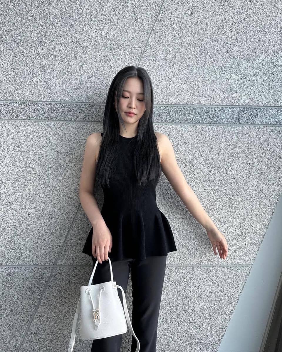 all black outfit style ala Yeri Red Velvet