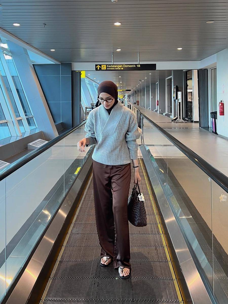 mix and match outfit abu-abu ala Fita Wulansari