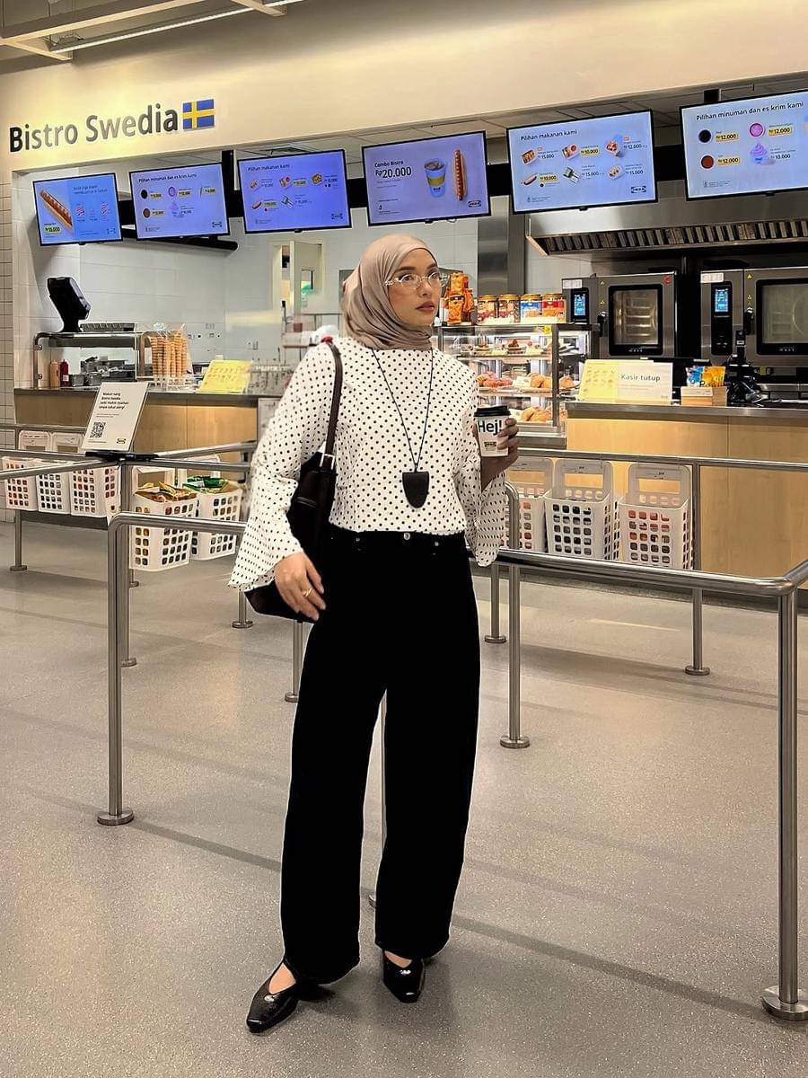 outfit ke coffee shop ala Fita Wulansari