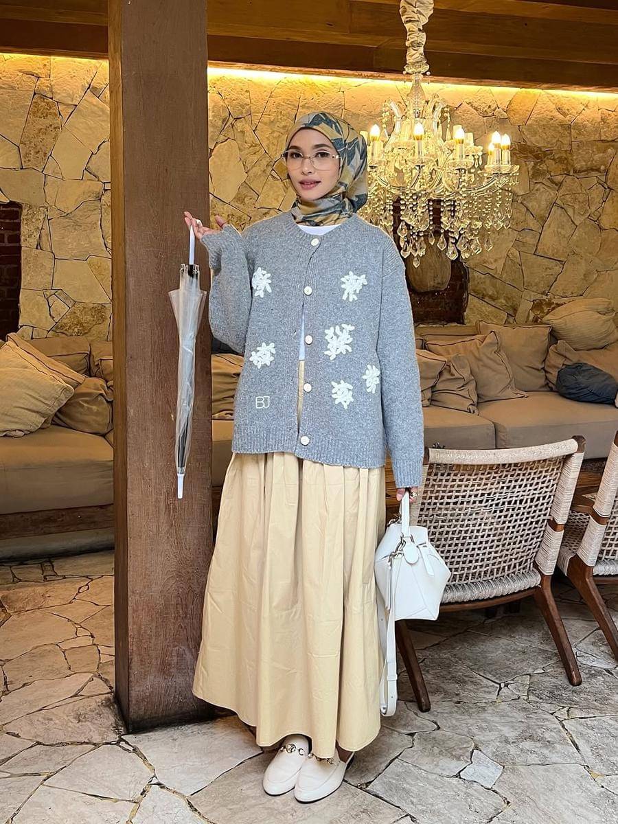 mix and match outfit abu-abu ala Fita Wulansari