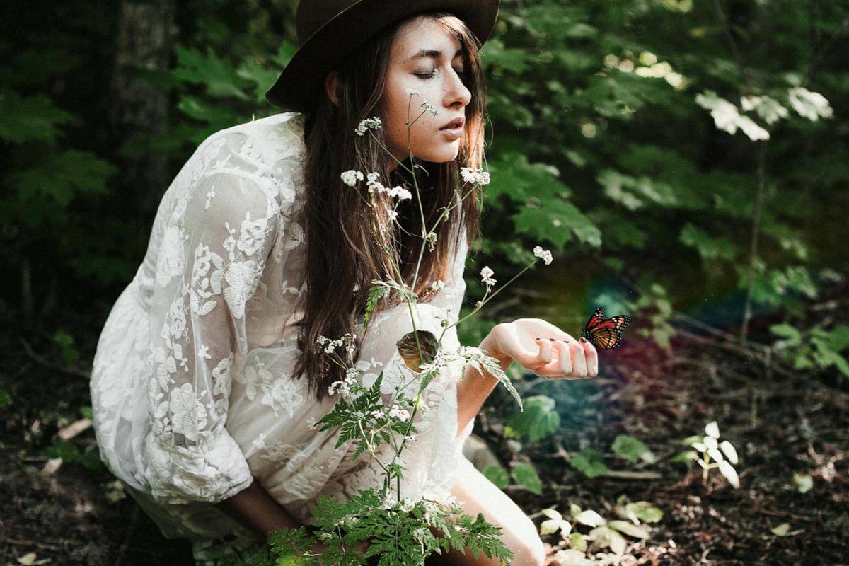 ilustrasi perempuan sendirian