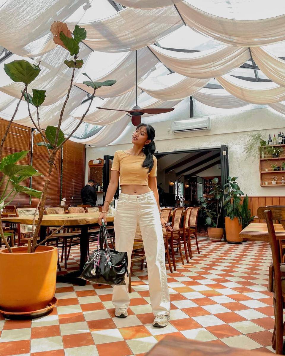 referensi padu padan sneakers ala Claresta Taufan