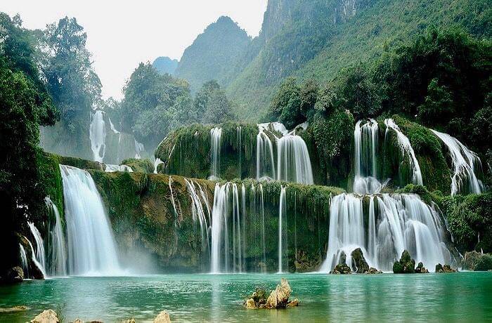 ilustrasi pemandangan di Thác Bạc