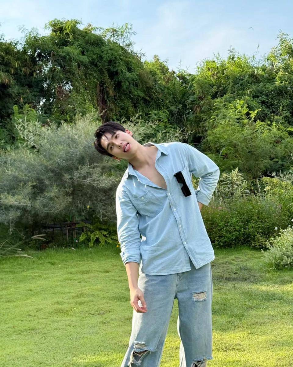 OOTD Liburan Nuansa Tropis ala Max Kornthas