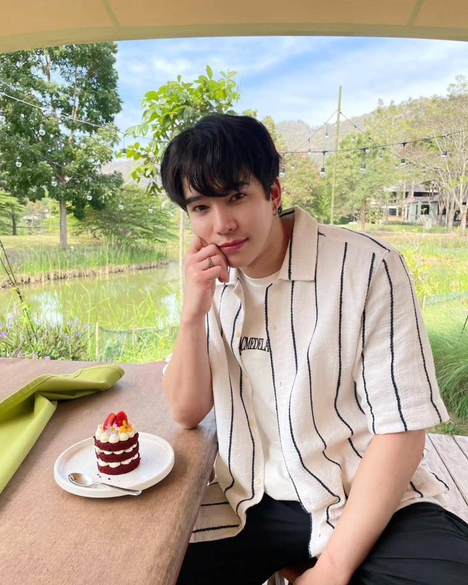 OOTD Liburan Nuansa Tropis ala Max Kornthas