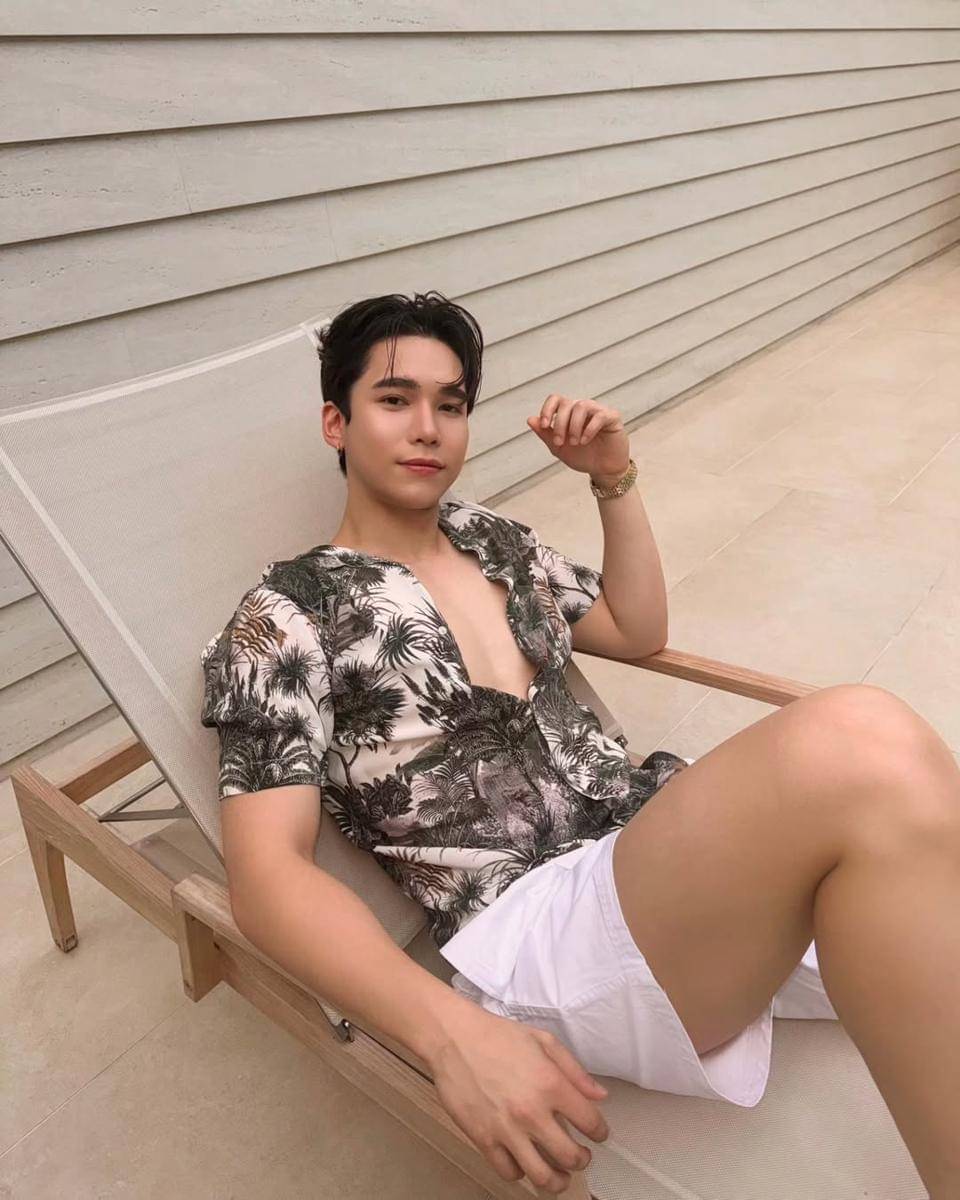OOTD Liburan Nuansa Tropis ala Max Kornthas