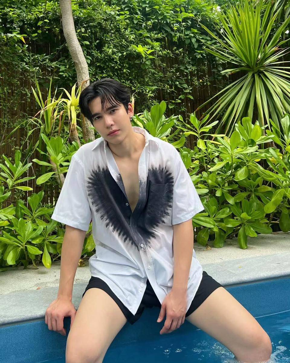 OOTD Liburan Nuansa Tropis ala Max Kornthas