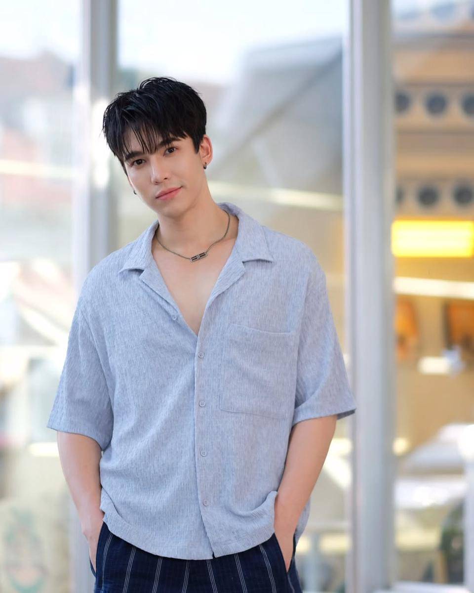 OOTD Liburan Nuansa Tropis ala Max Kornthas