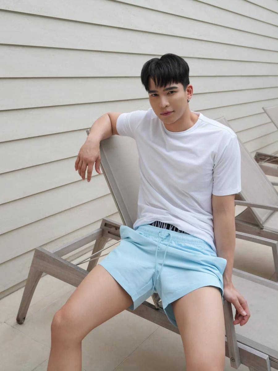 OOTD Liburan Nuansa Tropis ala Max Kornthas