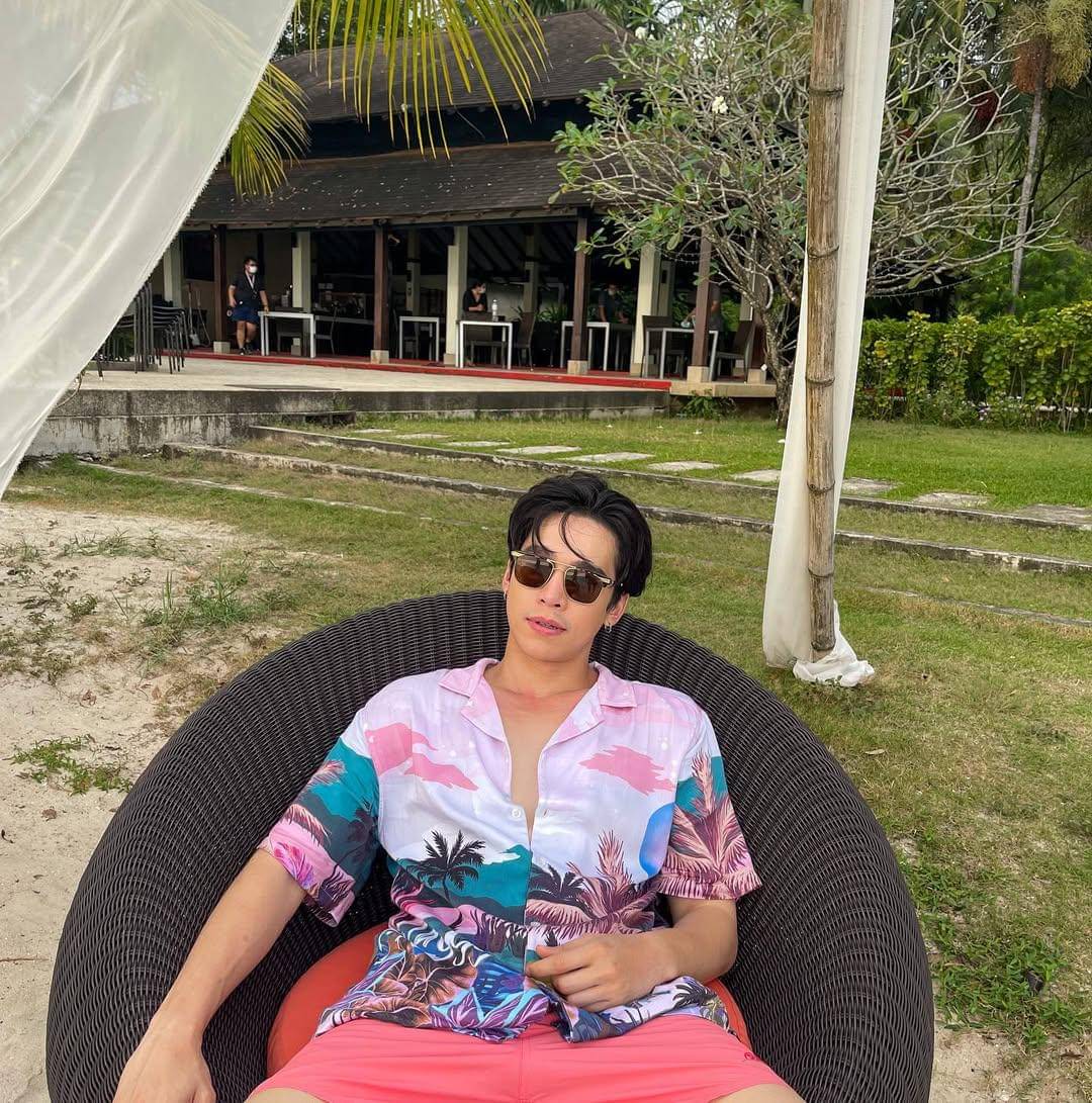 OOTD Liburan Nuansa Tropis ala Max Kornthas