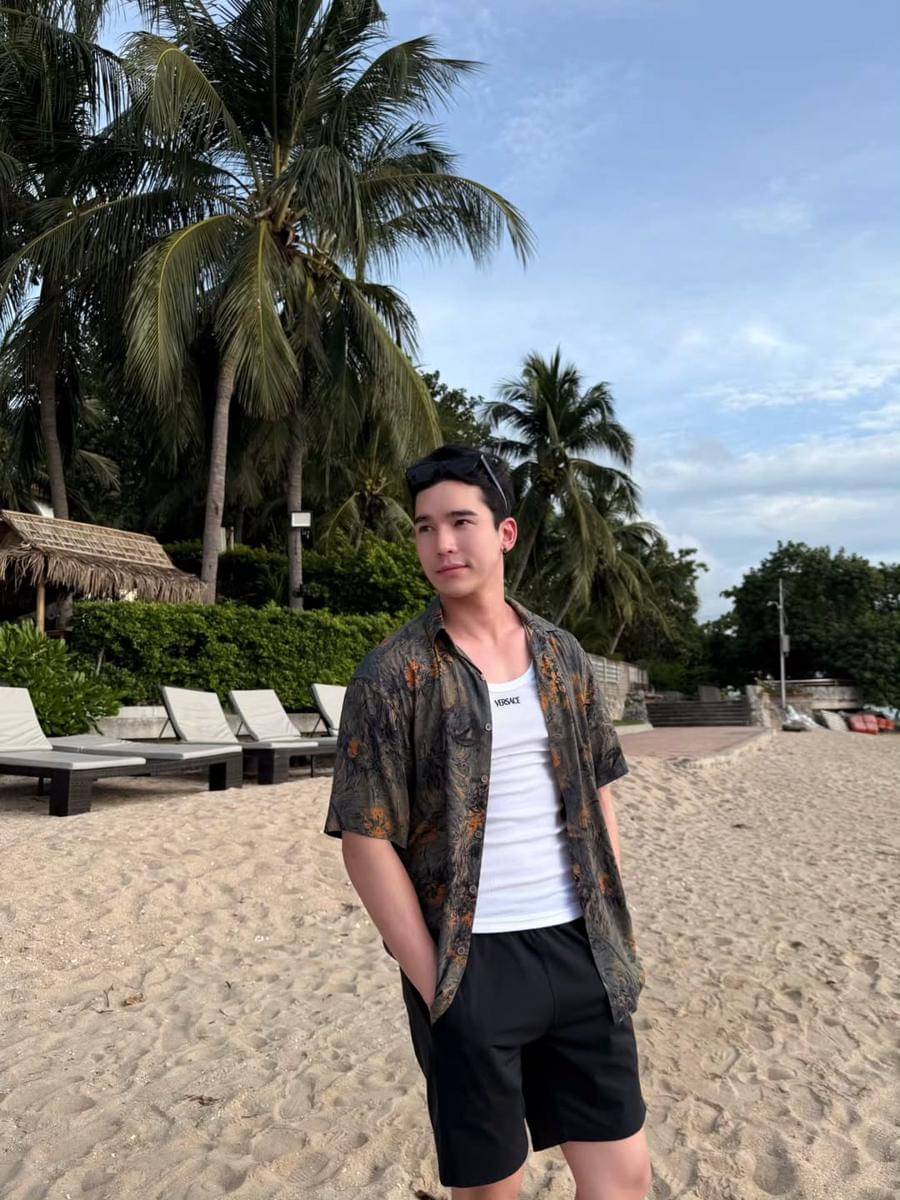 OOTD Liburan Nuansa Tropis ala Max Kornthas