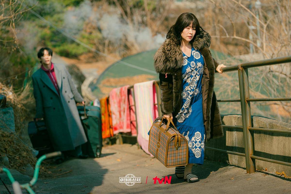 Lee Junho dan Kim Ji Young di Typhoon Family