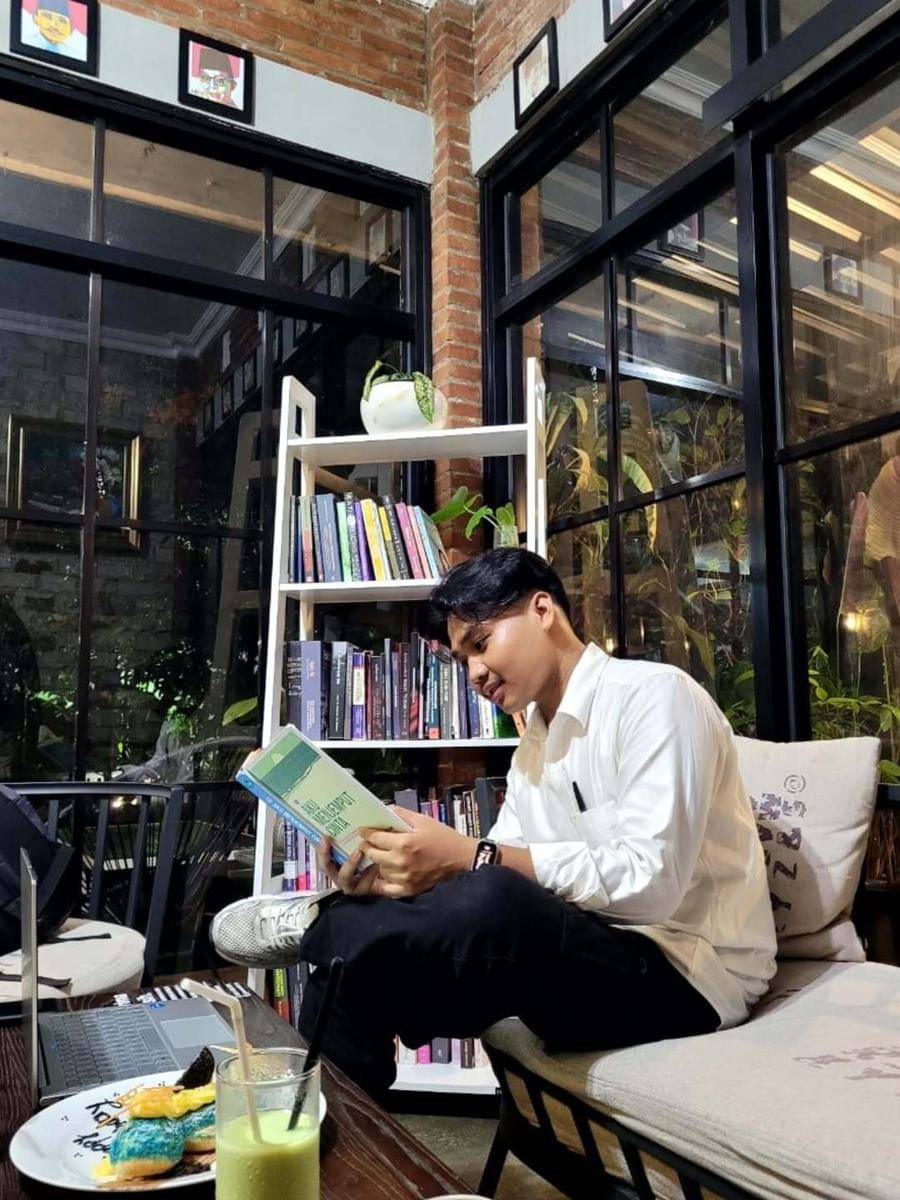 suasana nyaman baca buku di Oemah Aksara 