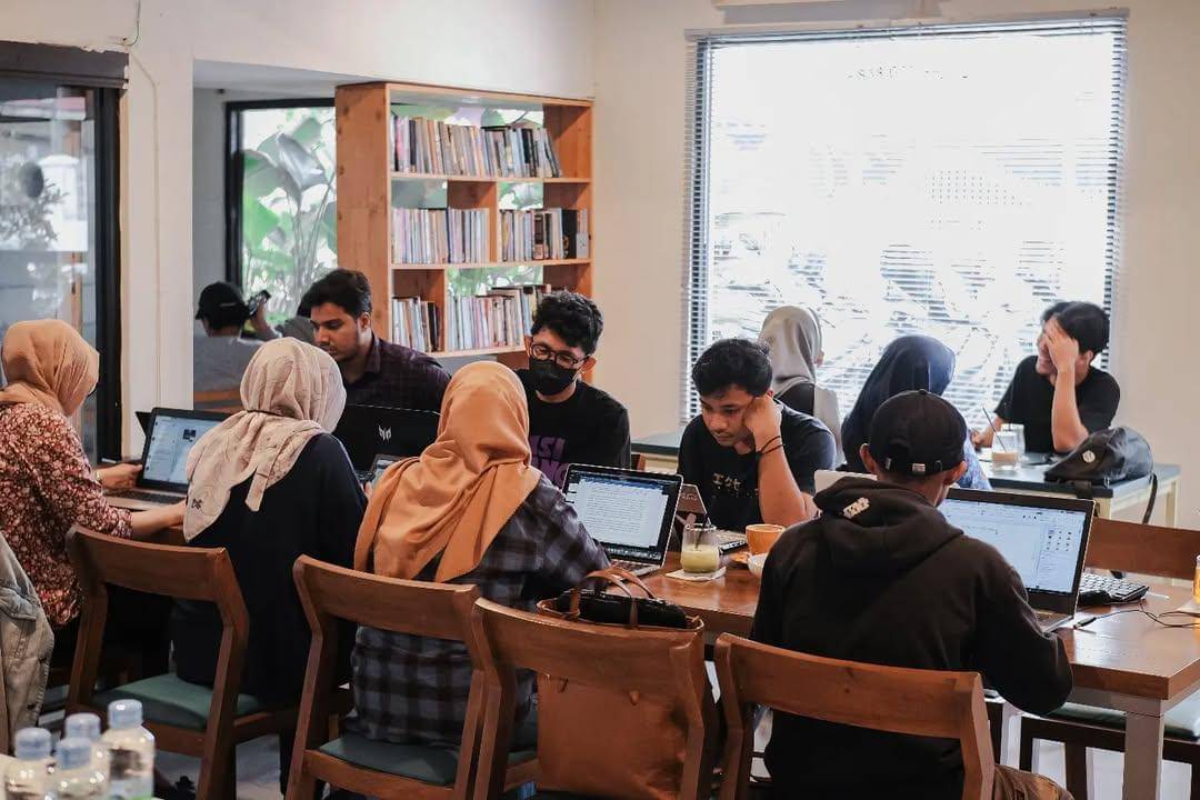 suasana diskusi dan mengerjakan tugas di Singgah Coffee 