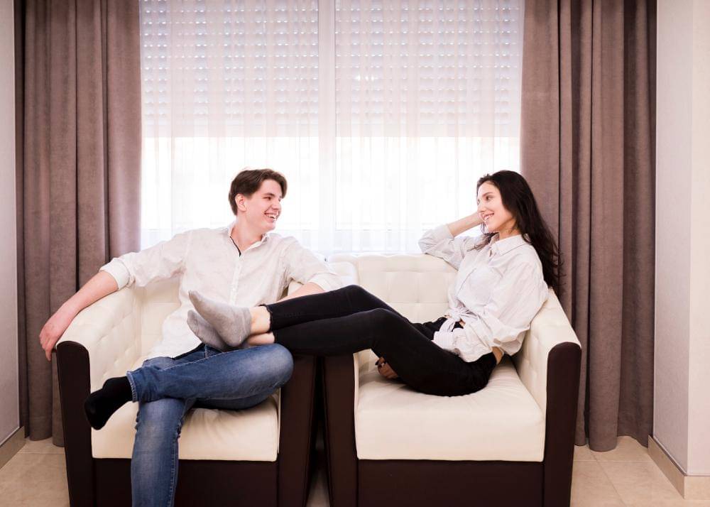 ilustrasi mendengarkan pasangan