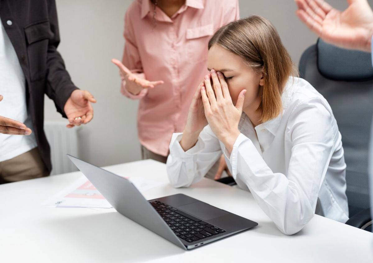 Ilustrasi perundungan di tempat kerja