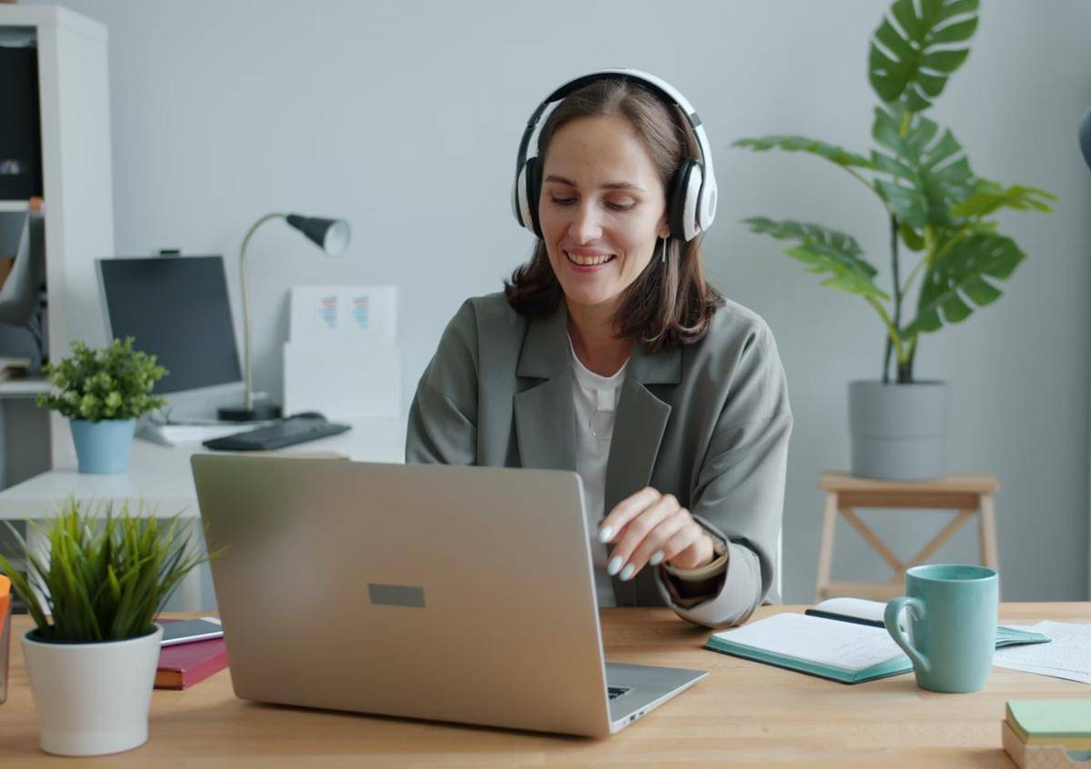 Ilustrasi bekerja sambil mendengarkan musik